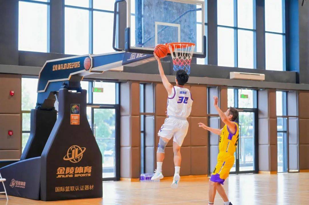 全球体育热爱者青睐观看激烈篮球对决
